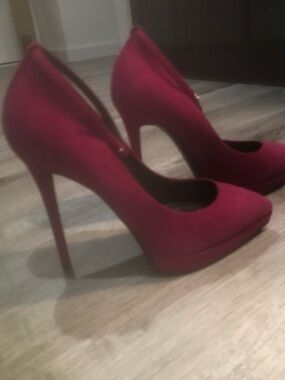 Giuseppe Zanotti Fuchsia and Black Stiletto Heels…..Free Easy style accessory🤗